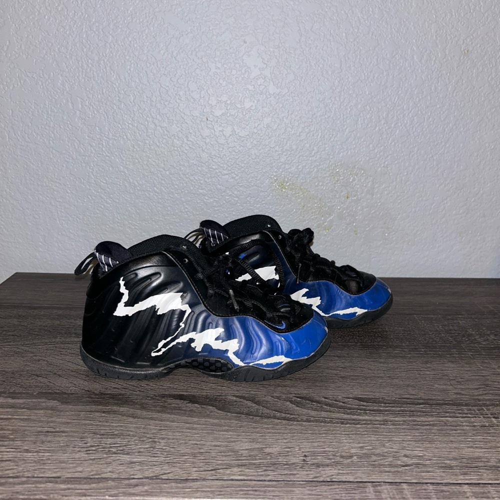 Kids Nike foams Blue and Black Sneakers